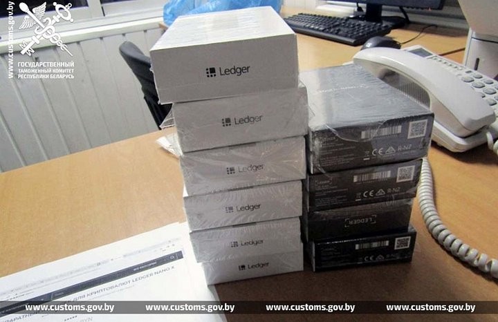 Водитель рейсового автобуса на границе спрятал кошельки для криптовалют внутри пылесоса. Случай на границе в Бресте