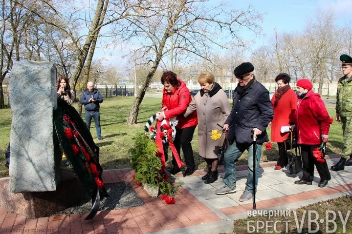 «Училась заново улыбаться». В Бресте почтили память малолетних узников концлагерей