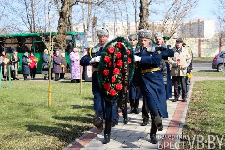 «Училась заново улыбаться». В Бресте почтили память малолетних узников концлагерей