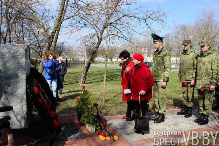 «Училась заново улыбаться». В Бресте почтили память малолетних узников концлагерей