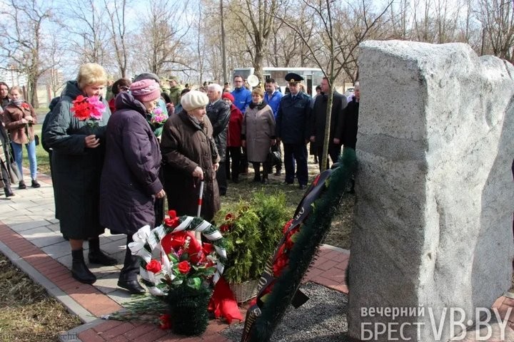 «Училась заново улыбаться». В Бресте почтили память малолетних узников концлагерей