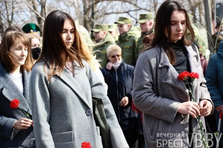 «Училась заново улыбаться». В Бресте почтили память малолетних узников концлагерей