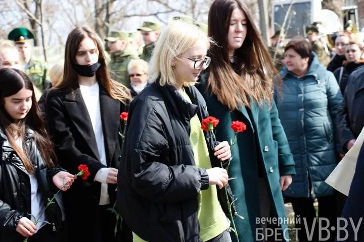 «Училась заново улыбаться». В Бресте почтили память малолетних узников концлагерей