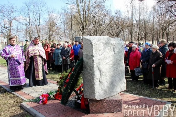 «Училась заново улыбаться». В Бресте почтили память малолетних узников концлагерей