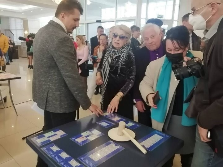 В Бресте прошел аукцион перво партии новых проездных билетов для городского общественного транспорта