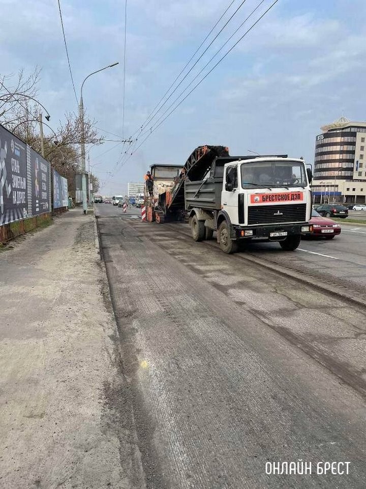 В Бресте на Московской начались ремонтные работы дорожного полотна