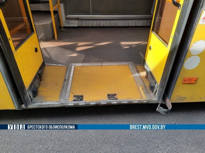 В Кобрине у 80-летней пассажирки автобуса защемило дверью одежду, женщина упала на дорогу