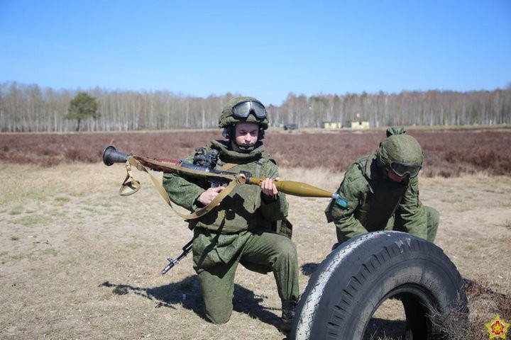Плановые занятия десантно-штурмового батальона проходят на полигоне Брестский