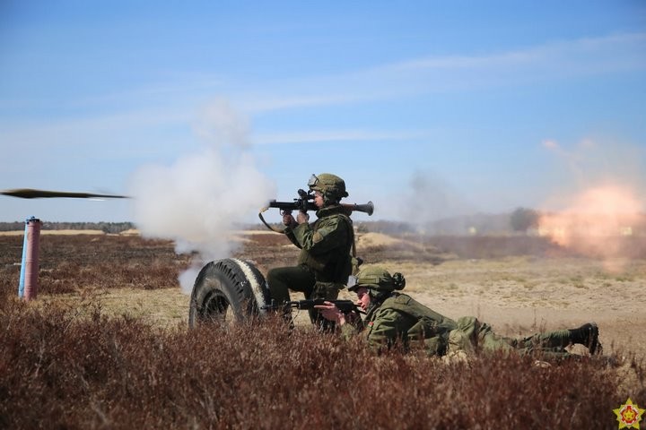 Плановые занятия десантно-штурмового батальона проходят на полигоне Брестский