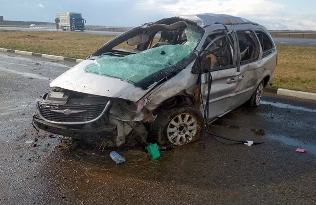 На трассе М1 опрокинулся Chrysler. Мама с ребенком в реанимации