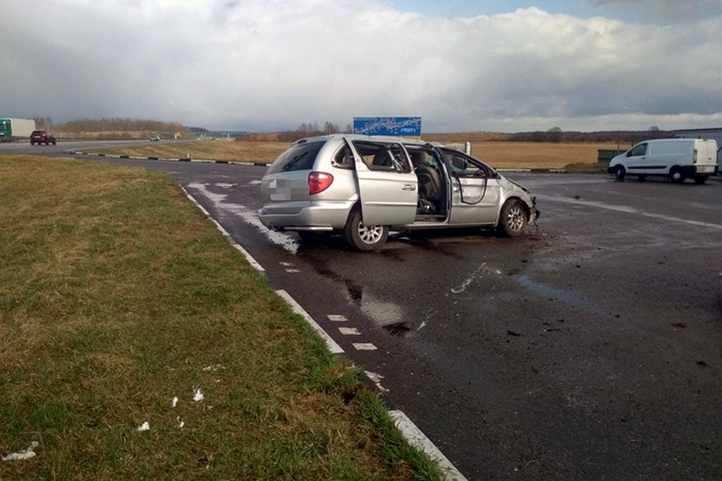На трассе М1 опрокинулся Chrysler. Мама с ребенком в реанимации