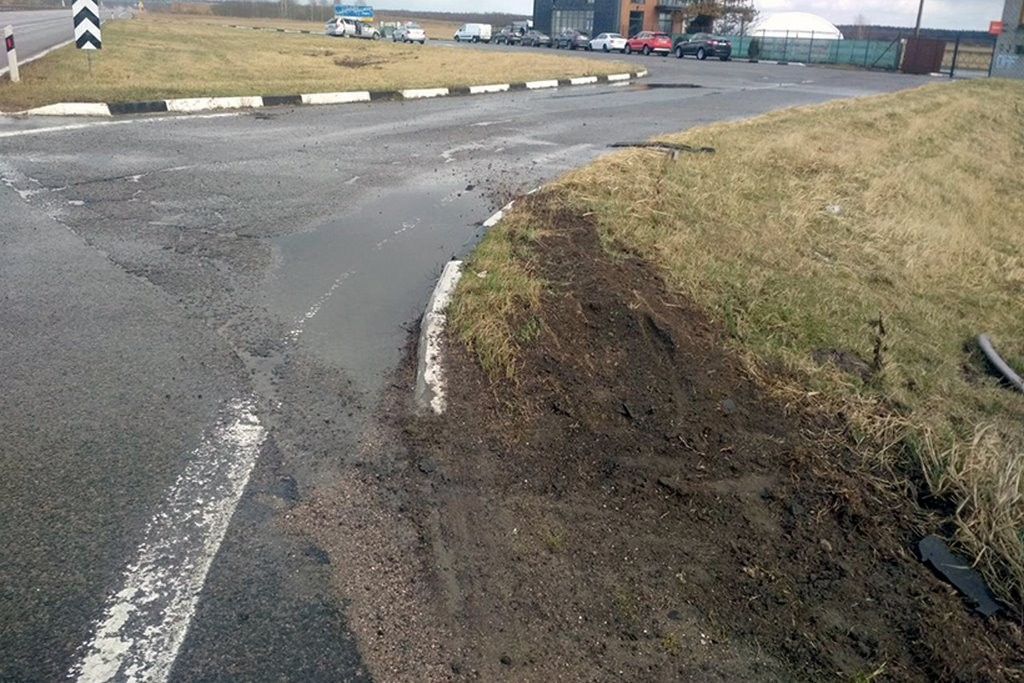 На трассе М1 опрокинулся Chrysler. Мама с ребенком в реанимации