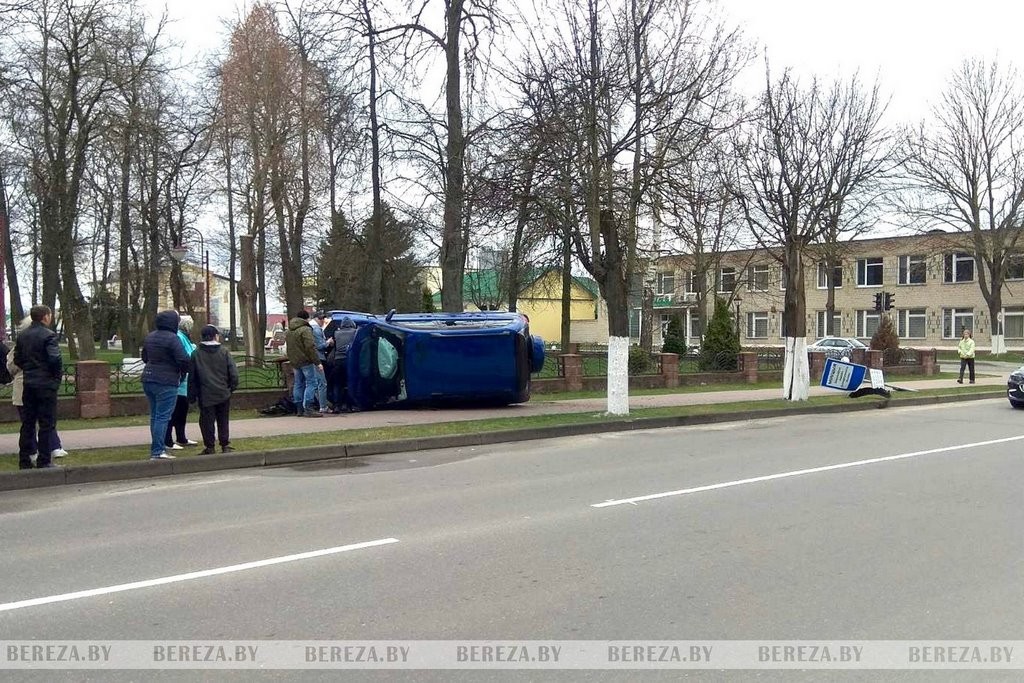 В Березе произошло серьёзное ДТП. Автомобиль оказался на боку