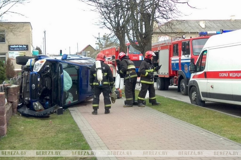 В Березе произошло серьёзное ДТП. Автомобиль оказался на боку