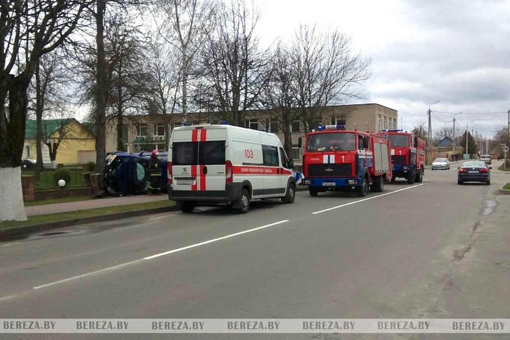 В Березе произошло серьёзное ДТП. Автомобиль оказался на боку