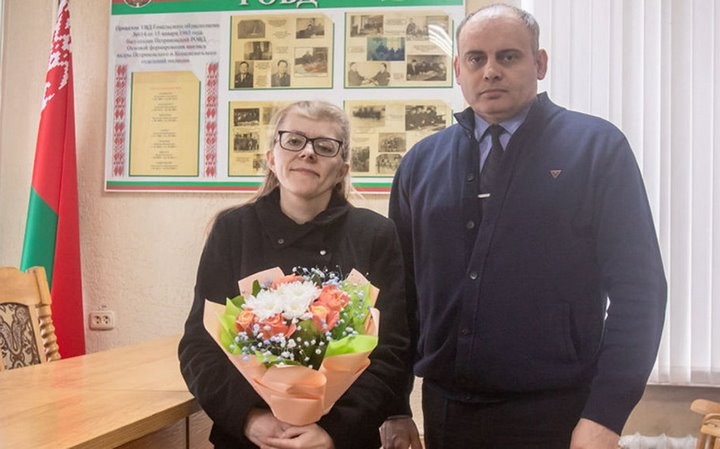 Женщина нашла кошелек с $8,6 тыс., принесла в милицию и получила вознаграждение