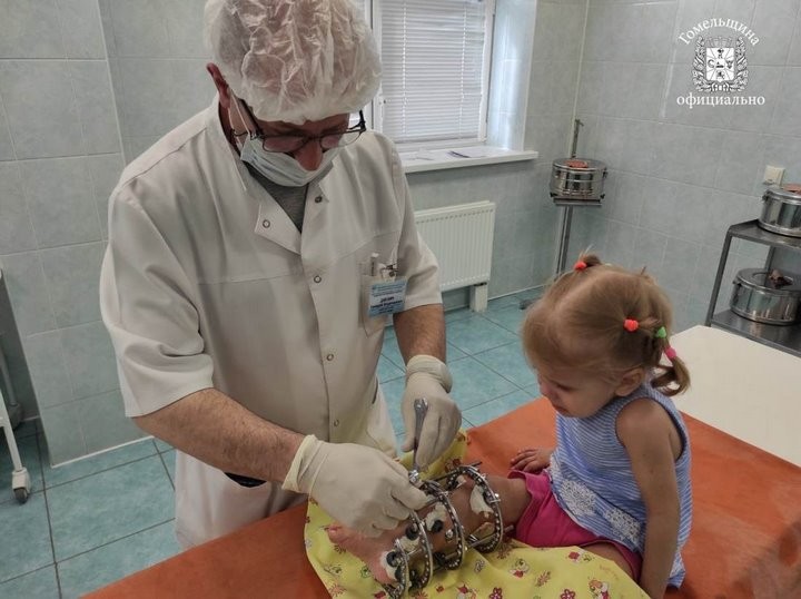 В Беларуси травматологи провели уникальную операцию двухлетней девочке