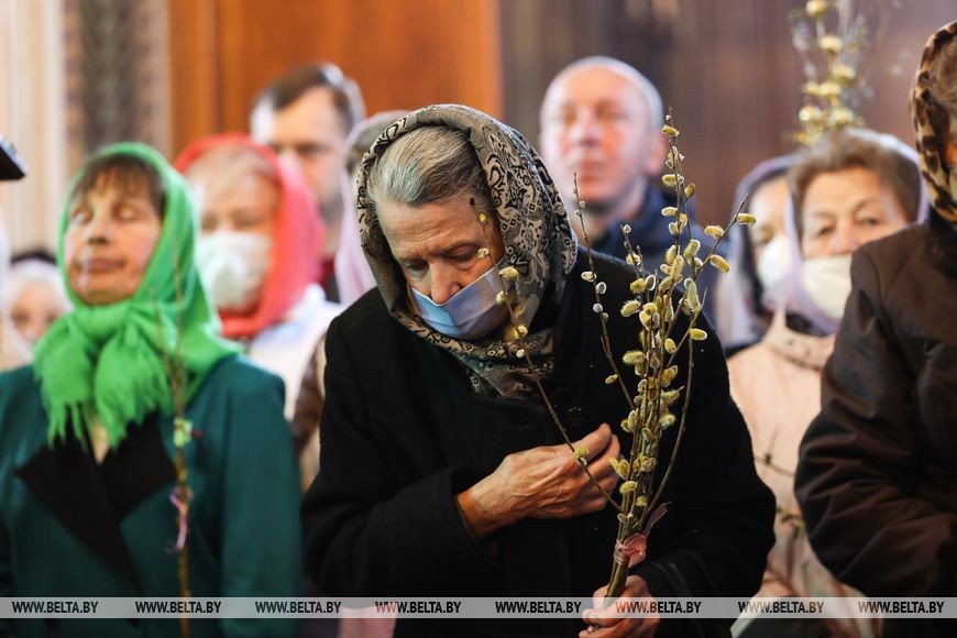 Православные верующие празднуют Вербное воскресенье