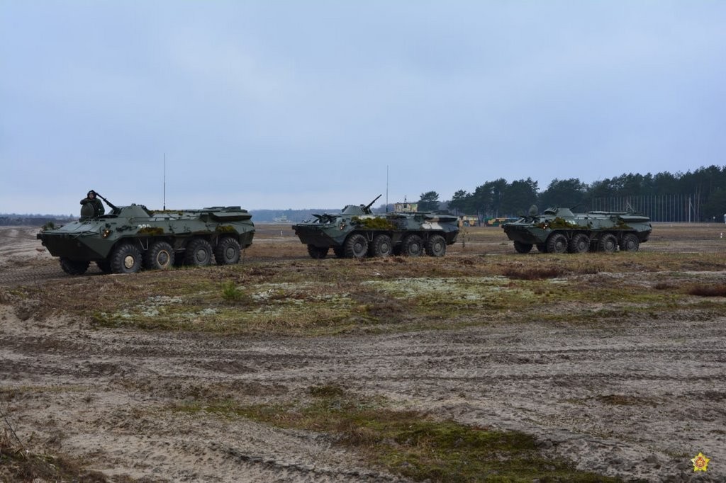 На полигоне Брестский десантники отработали действия по борьбе с незаконным вооруженным формированием