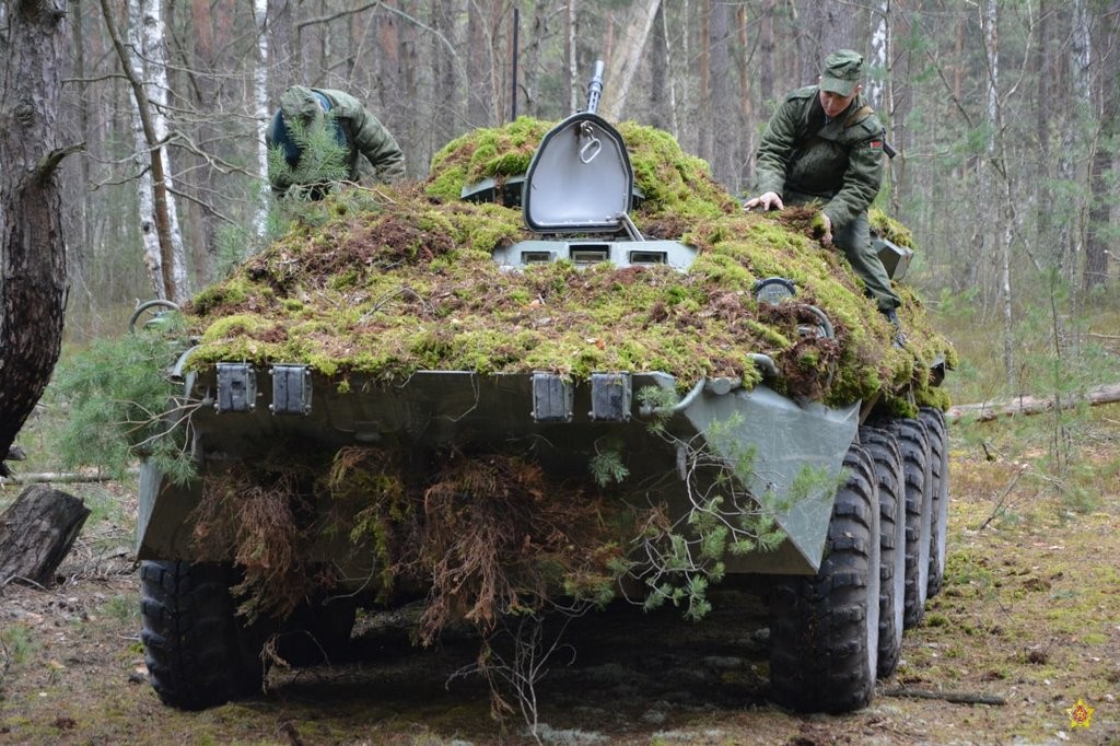 На полигоне Брестский десантники отработали действия по борьбе с незаконным вооруженным формированием