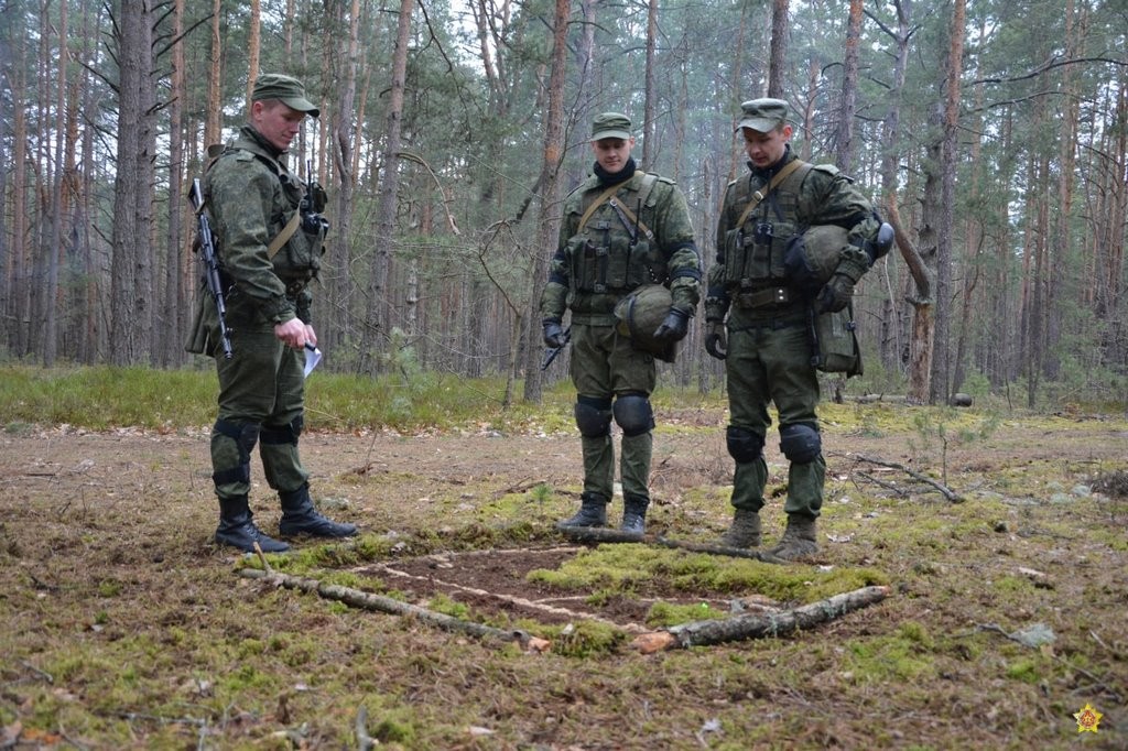 На полигоне Брестский десантники отработали действия по борьбе с незаконным вооруженным формированием