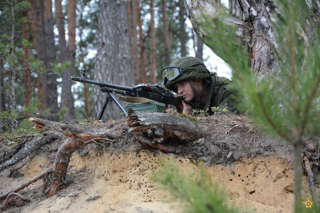 На полигоне Брестский десантники отработали действия по борьбе с незаконным вооруженным формированием