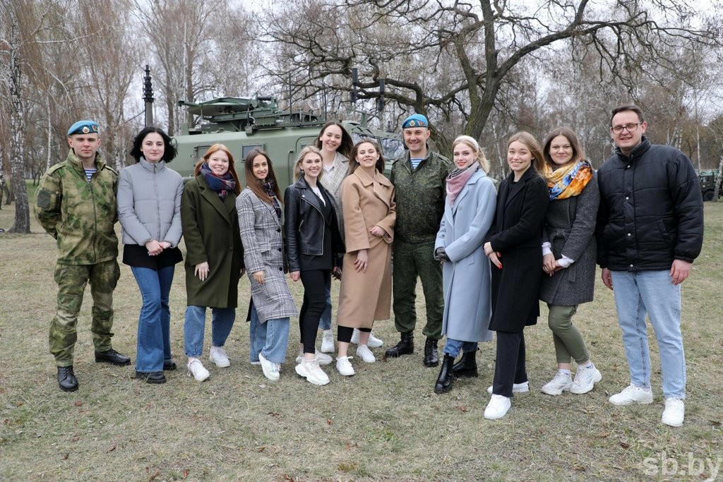 Участницы областного конкурса «Королева студенчества» посетили брестскую десантную бригаду