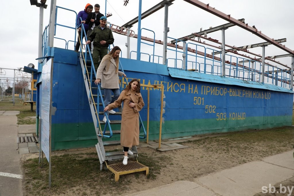 Участницы областного конкурса «Королева студенчества» посетили брестскую десантную бригаду