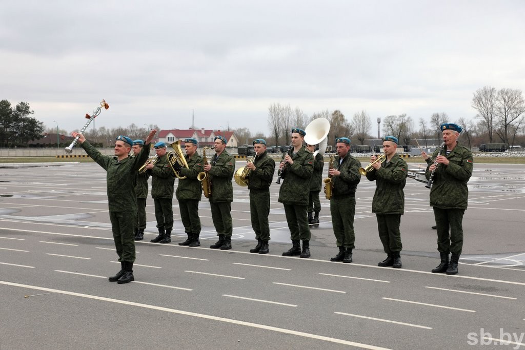 Участницы областного конкурса «Королева студенчества» посетили брестскую десантную бригаду