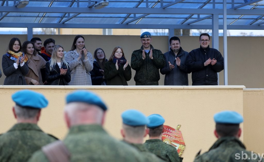 Участницы областного конкурса «Королева студенчества» посетили брестскую десантную бригаду