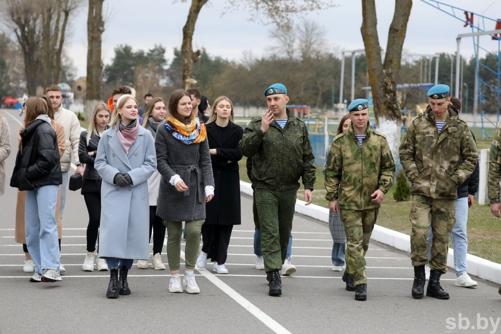 Участницы областного конкурса «Королева студенчества» посетили брестскую десантную бригаду