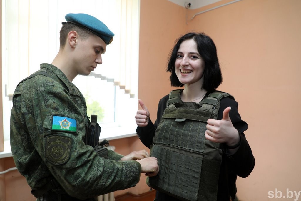 Участницы областного конкурса «Королева студенчества» посетили брестскую десантную бригаду