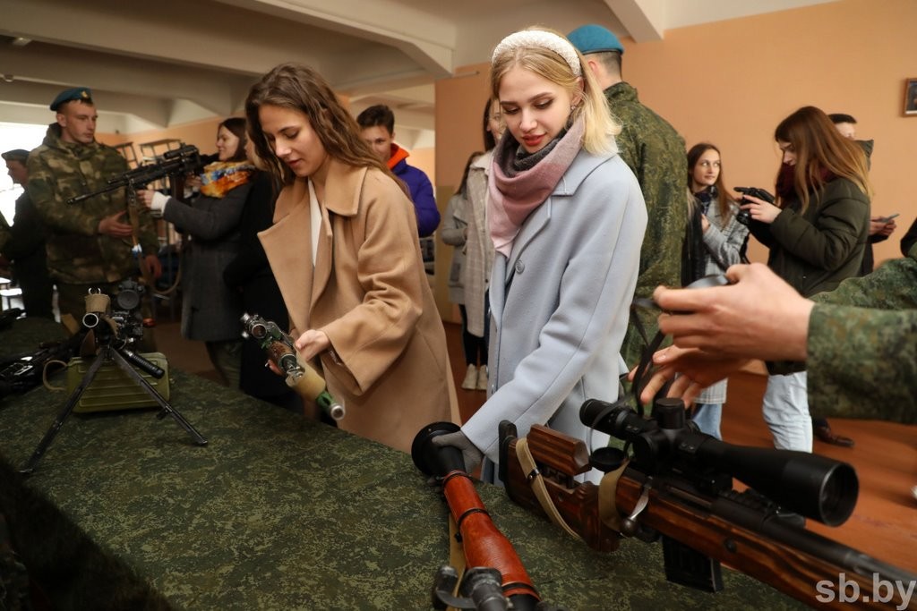 Участницы областного конкурса «Королева студенчества» посетили брестскую десантную бригаду