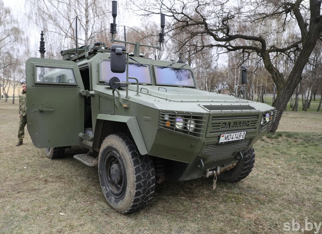 Участницы областного конкурса «Королева студенчества» посетили брестскую десантную бригаду