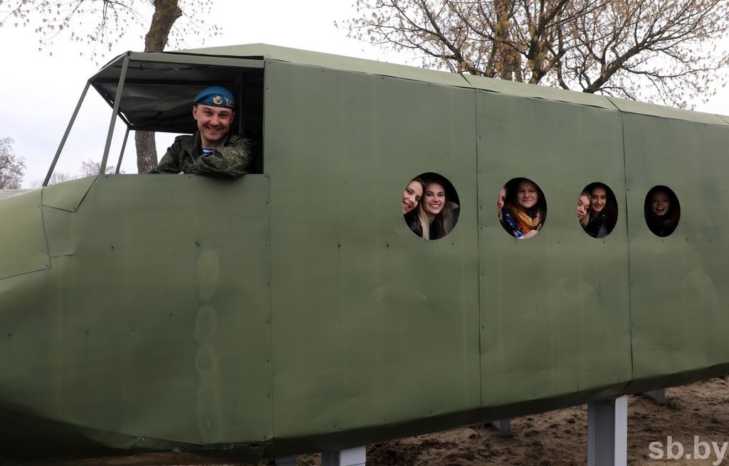 Участницы областного конкурса «Королева студенчества» посетили брестскую десантную бригаду