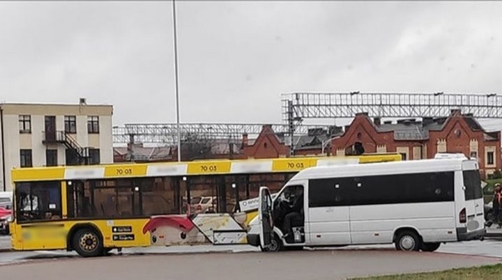 Автобус и маршрутка столкнулись в Бресте