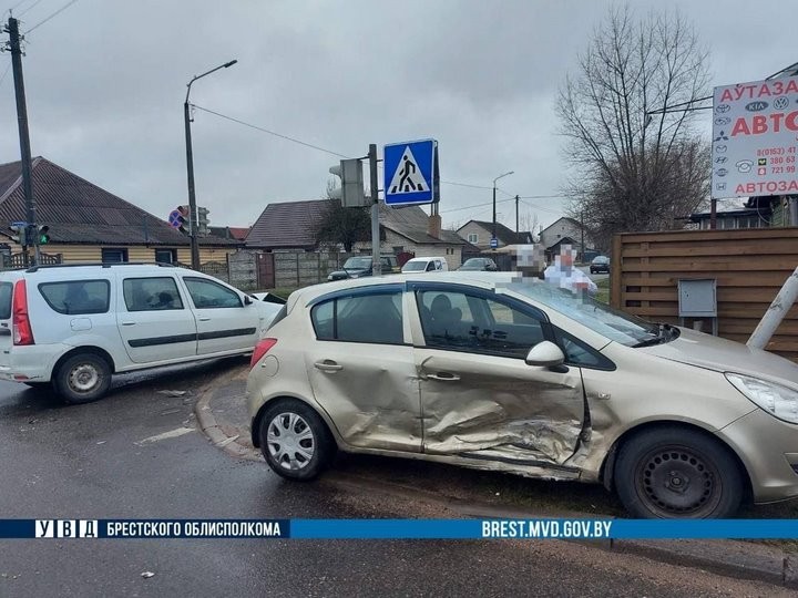 Подробности ДТП в Барановичах, в котором авто врезалось в светофор
