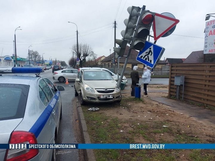 Подробности ДТП в Барановичах, в котором авто врезалось в светофор