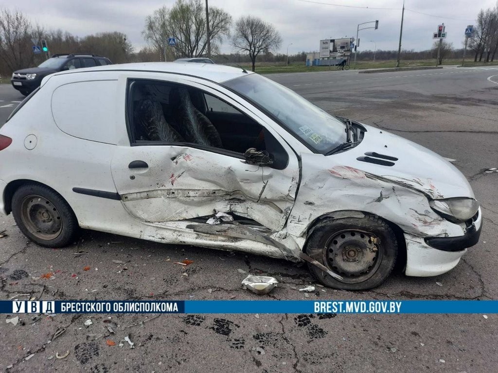 В Бресте на Варшавке возле Евроопта серьёзно столкнулись автомобили. Подробности ДТП