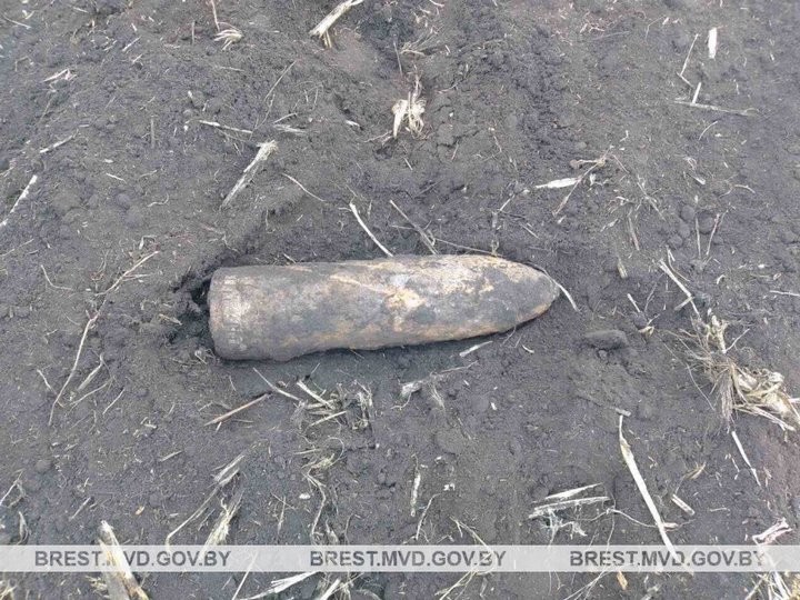 В Пинском районе тракторист обнаружил в поле артснаряд