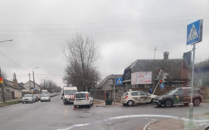 В Барановичах автомобили столкнулись и сбили светофор
