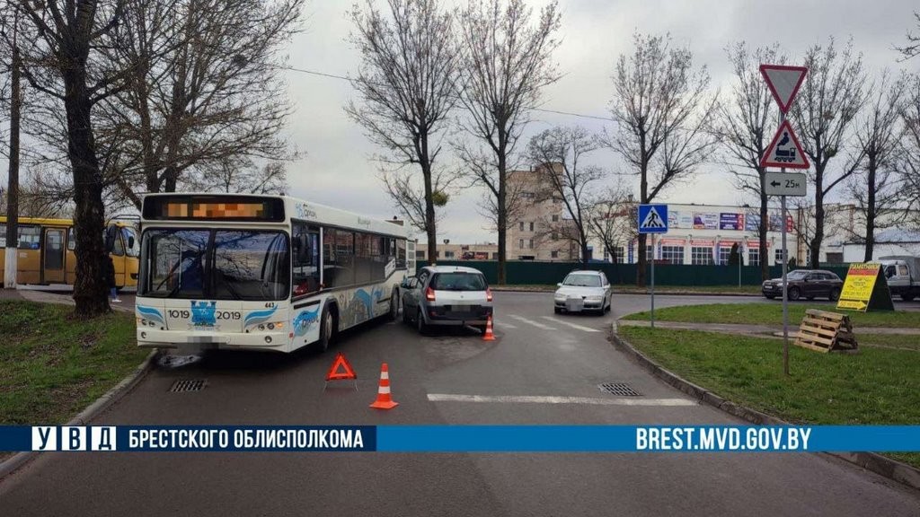В Бреста автобус прижал легковушку при повороте