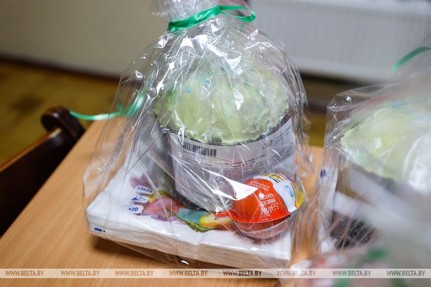 Три истории о вере в чудо и людей: брестчане поздравили украинских беженцев с Пасхой