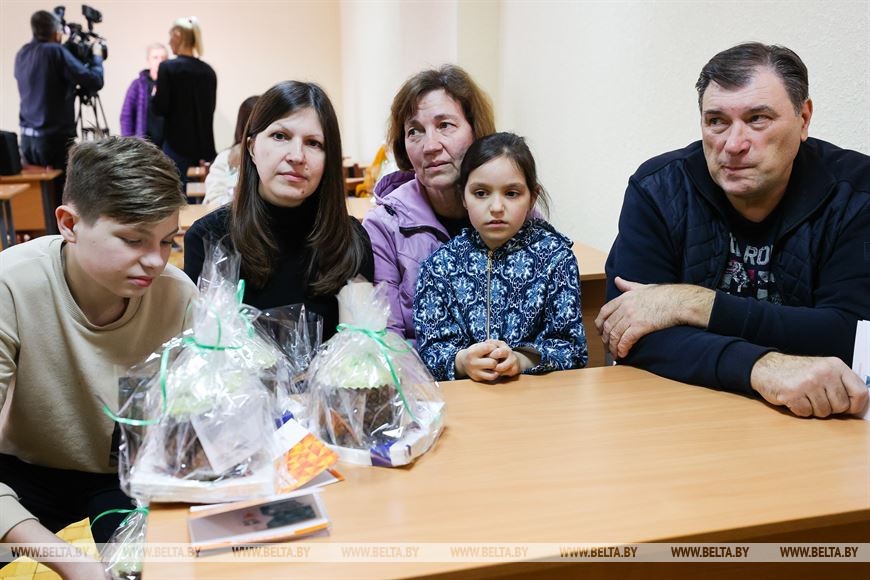 Три истории о вере в чудо и людей: брестчане поздравили украинских беженцев с Пасхой