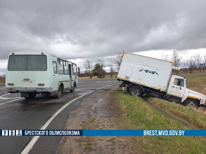 Автобус и грузовик попали столкнулись в Брестской области. Кто виноват?
