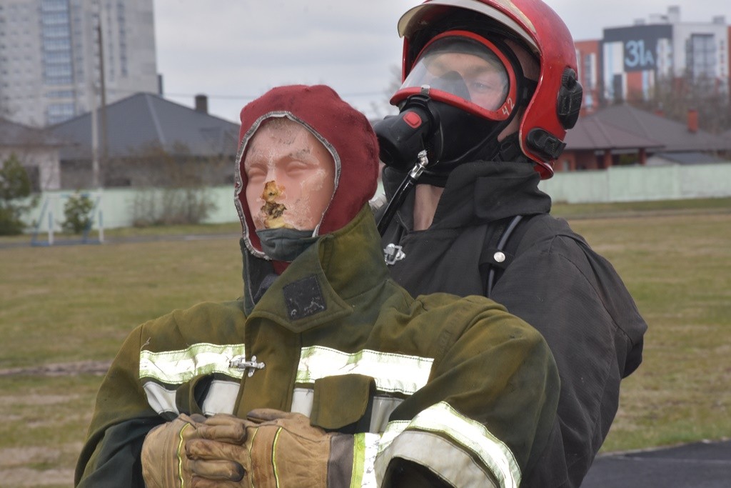 В Бресте прошел чемпионат по многоборью спасателей «Сильнейший пожарный-спасатель»