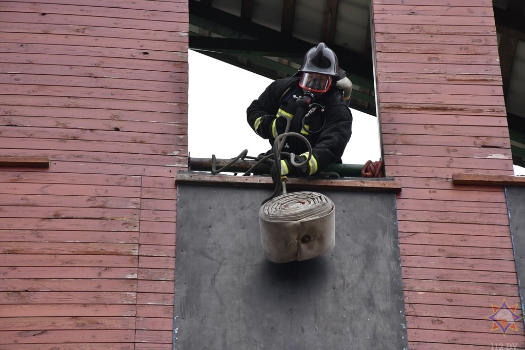 В Бресте прошел чемпионат по многоборью спасателей «Сильнейший пожарный-спасатель»
