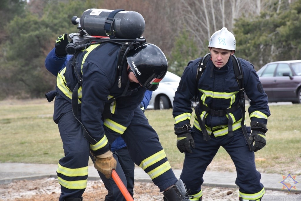 В Бресте прошел чемпионат по многоборью спасателей «Сильнейший пожарный-спасатель»