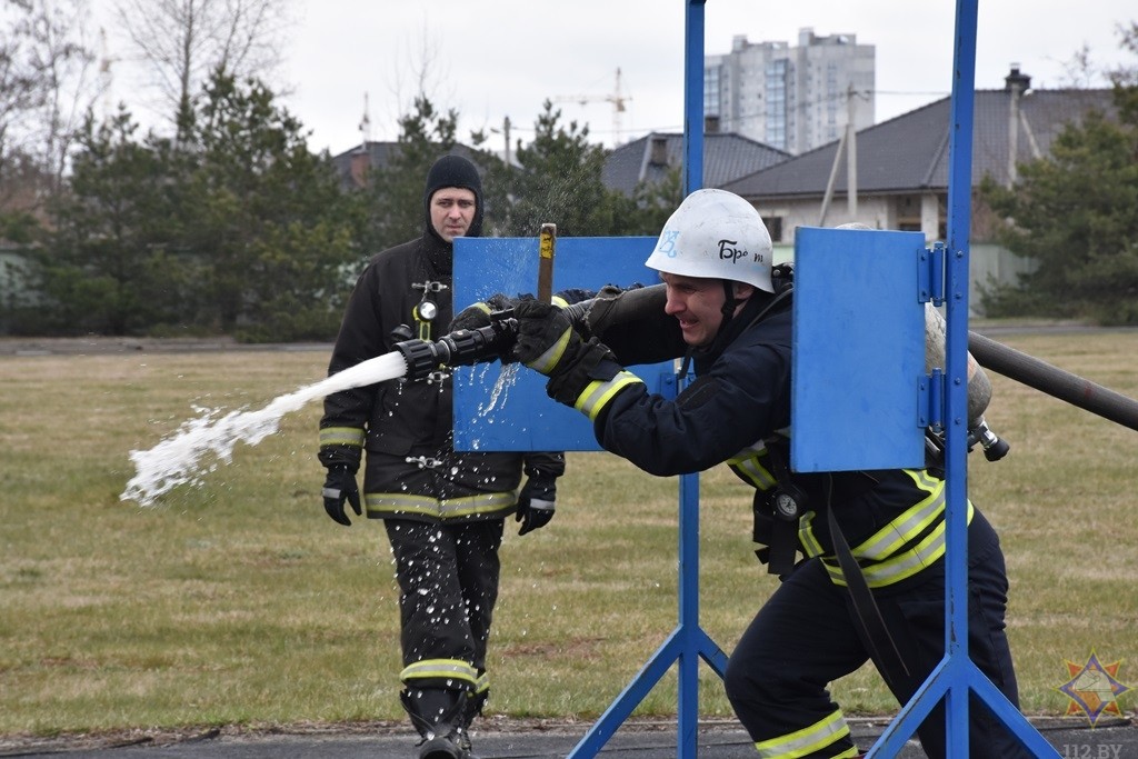 В Бресте прошел чемпионат по многоборью спасателей «Сильнейший пожарный-спасатель»
