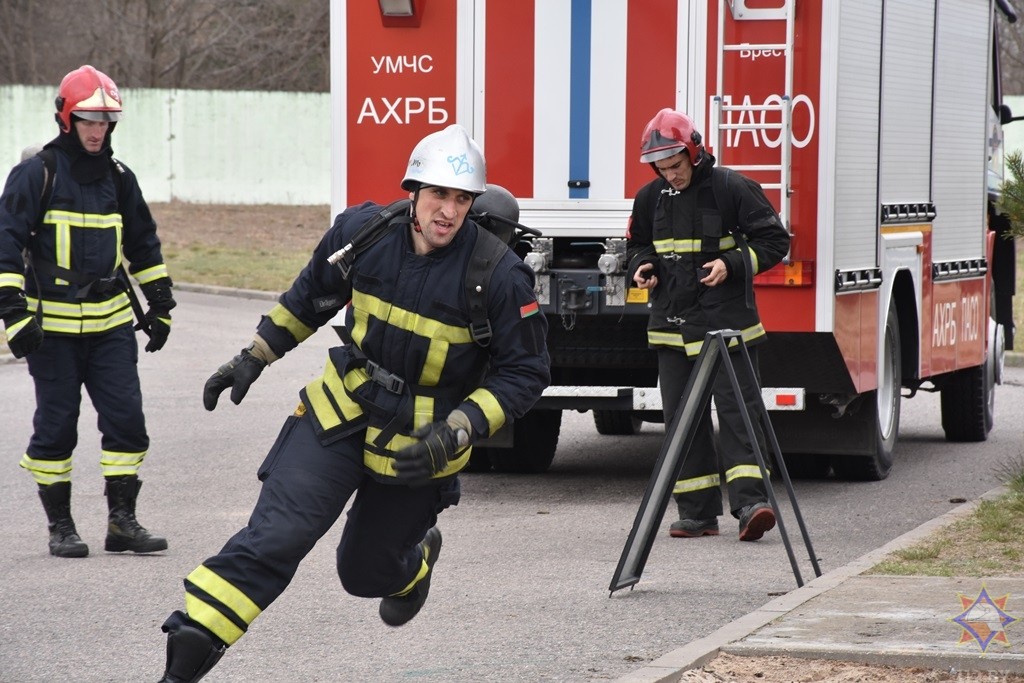 В Бресте прошел чемпионат по многоборью спасателей «Сильнейший пожарный-спасатель»